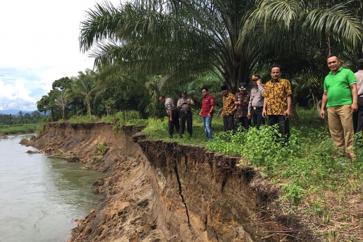 Puluhan rumah di Nagari Kiawai Pasaman Barat terancam ambruk masuk sungai