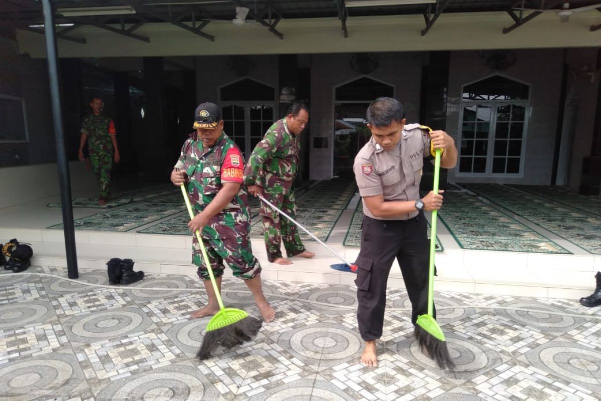 TNI bersinergi dengan Polri bahu membahu bersihkan masjid