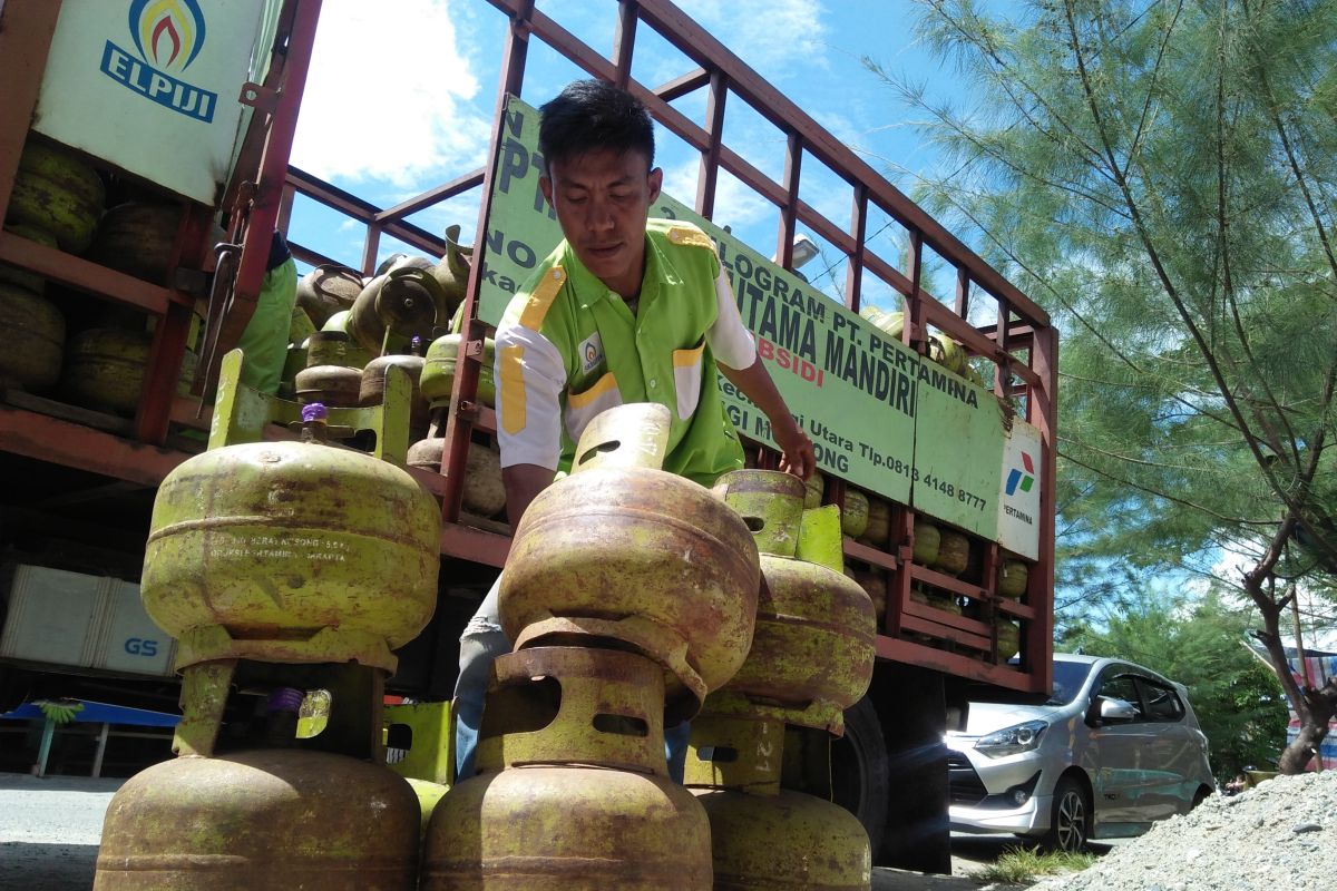 Pertamina: pangkalan tidak boleh jual elpiji bersubsidi di atas HET