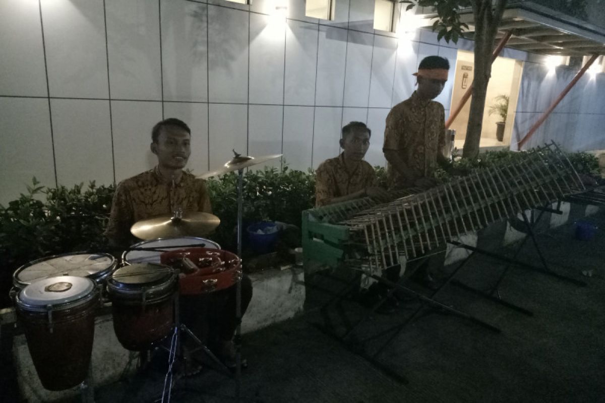 Kesenian angklung siap menghibur di KM 429 Semarang