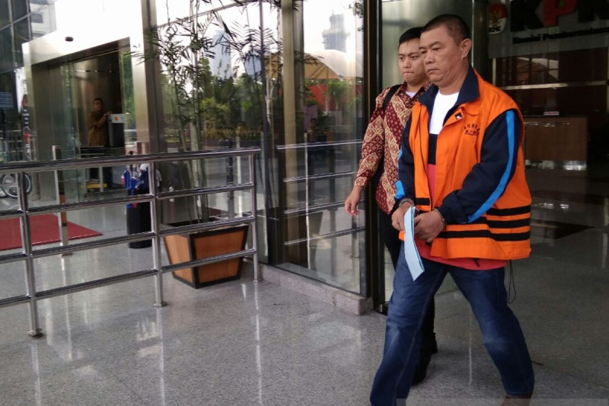 KPK perpanjang penahanan tiga tersangka pengadaan barang/jasa Talaud