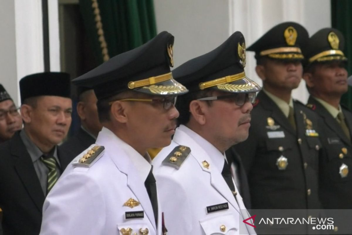 Bupati Cirebon diberhentikan 15 menit setelah dilantik