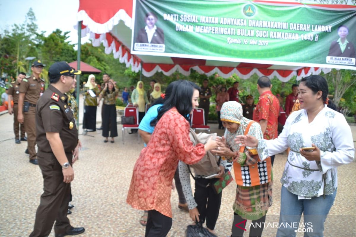 1.000 paket sembako dibagikan oleh Pemkab Landak