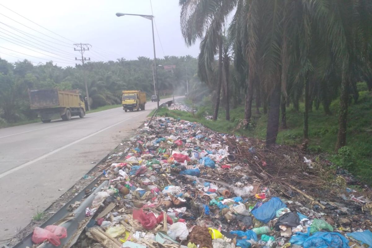 Jalinsum Labuhanbatu penuh tumpukan sampah rumah tangga