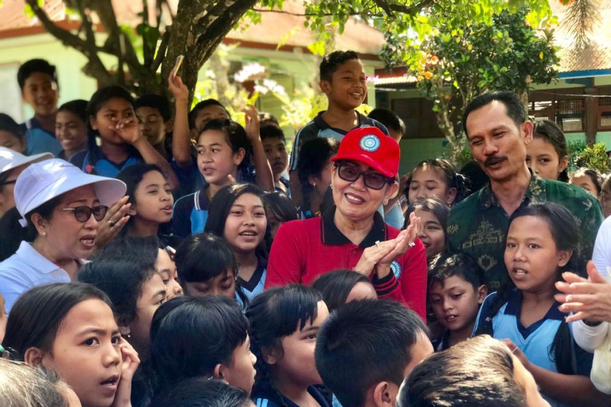 Putri Koster ajak kaum ibu perangi sampah plastik