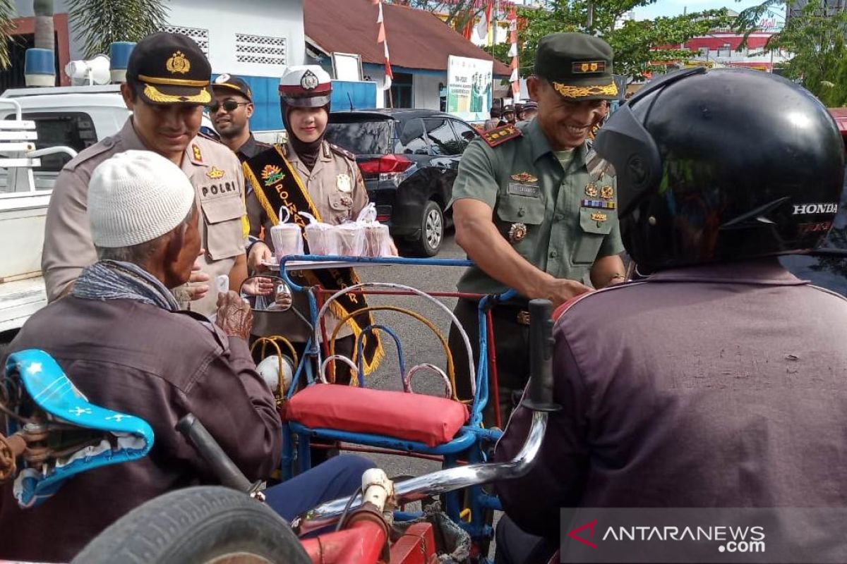 Tim gabungan bagikan takjil di jalan Meulaboh