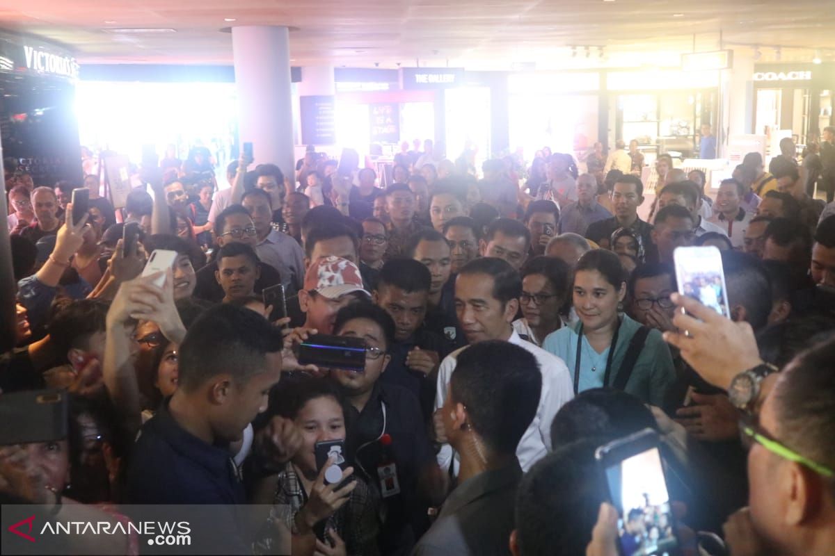 Presiden Joko Widodo menyapa warga Bali dan turis di "Beach Walk"