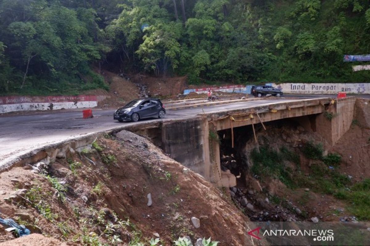 Warga keluhkan pembangunan jembatan terbengkalai