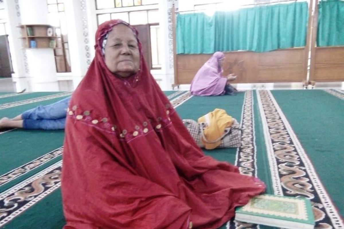 Marieta (73) menempuh 11 kilometer untuk beribadah