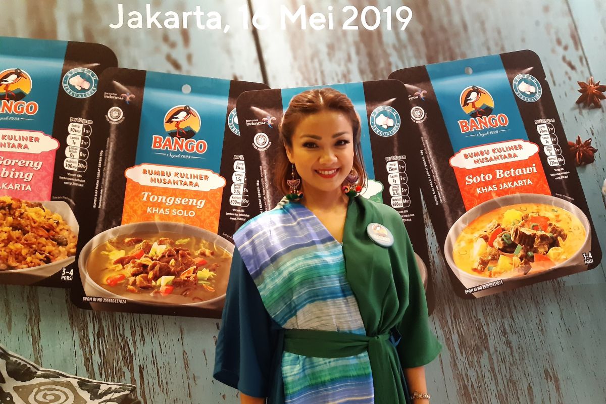 Begini Nirina Zubir ketika beraksi di dapur