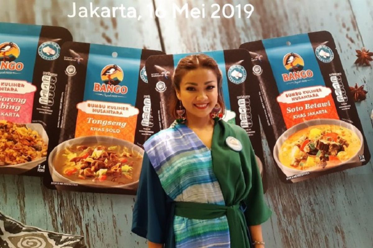 Bumbu siap saji sangat membantu Nirina Zubir beraksi di dapur