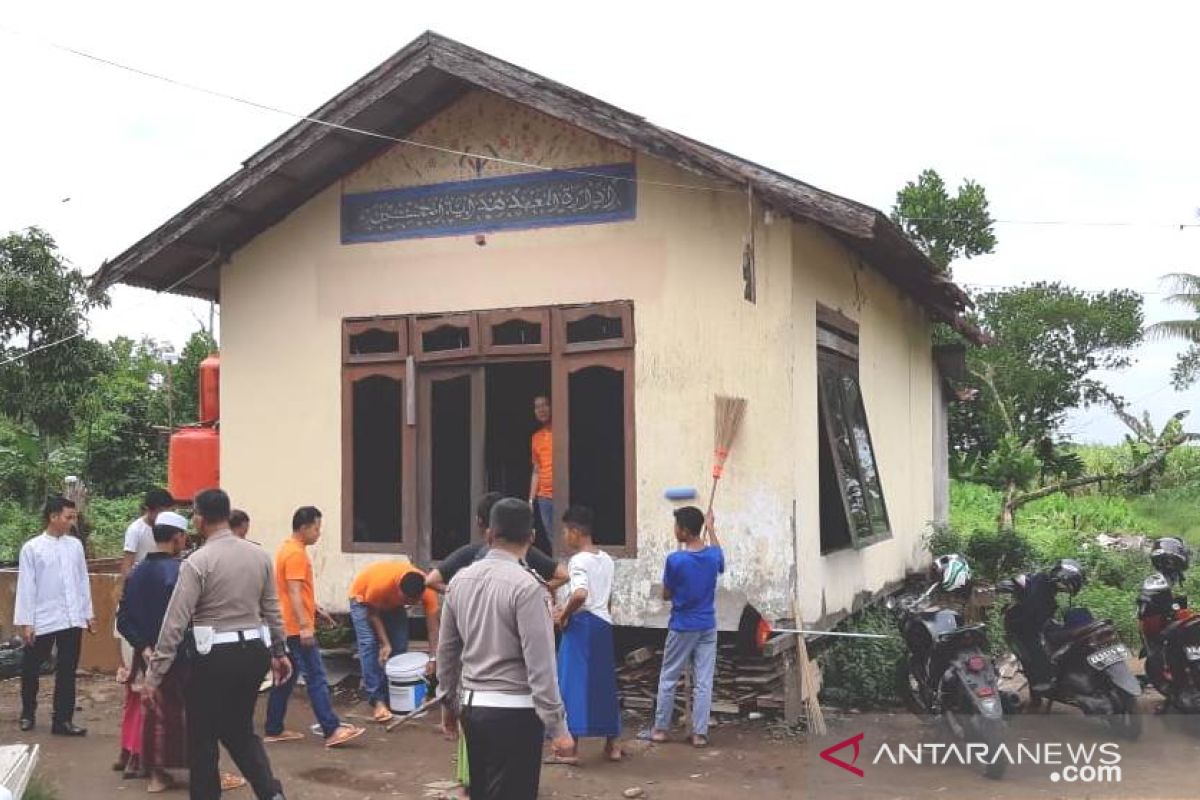 Bersih-bersih pondok pesantren dalam Safari Ramadhan PHRI