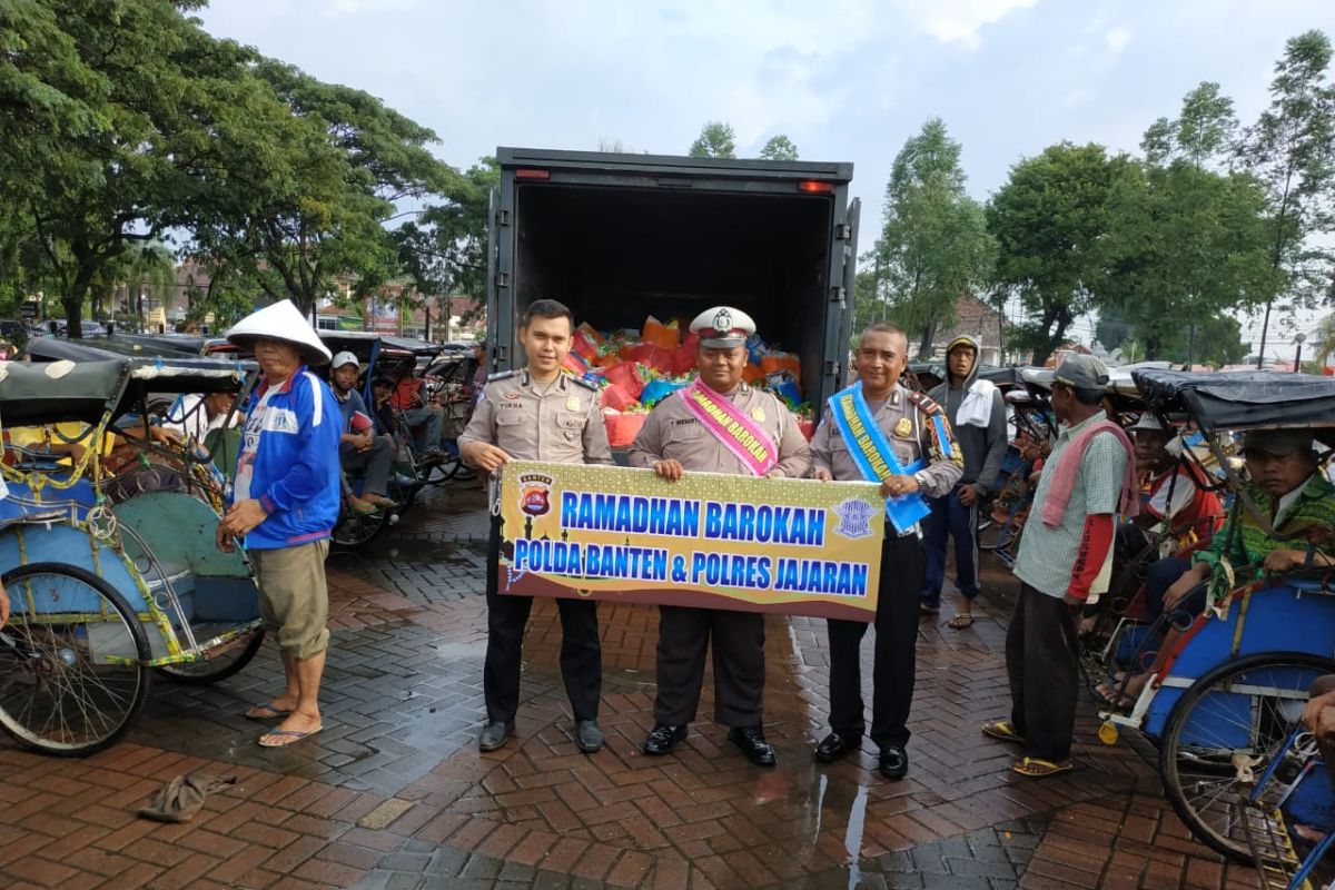 Polda Banten bagikan ratusan paket sembako kepada penarik becak