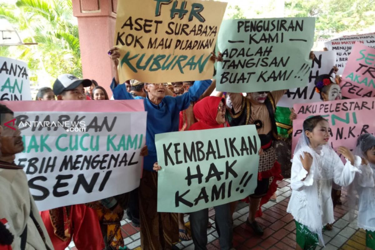 Puluhan pelaku seni tradisional THR demo di DPRD Surabaya