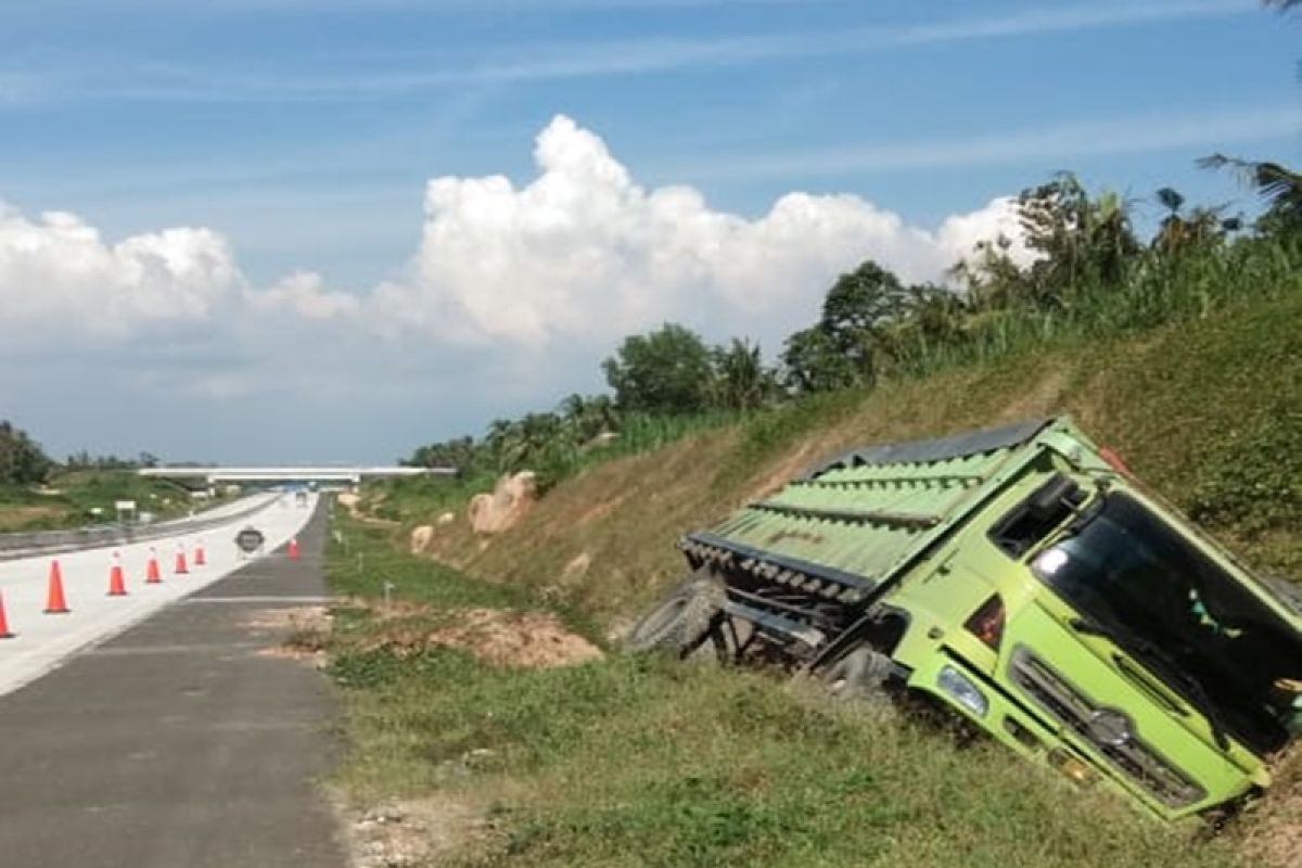 Truk masuk parit  Tol Trans Sumatera ruas Bakauheni-Terbanggi