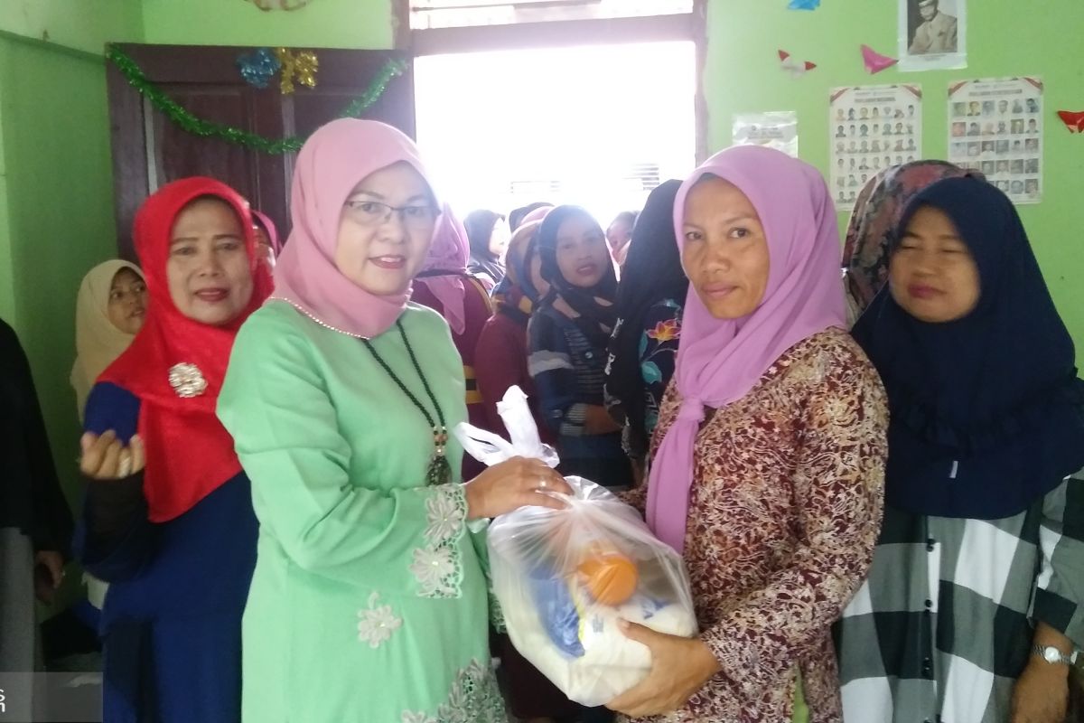 SMP 20 Padang bagikan paket bahan pokok pada orang tua siswa kurang mampu