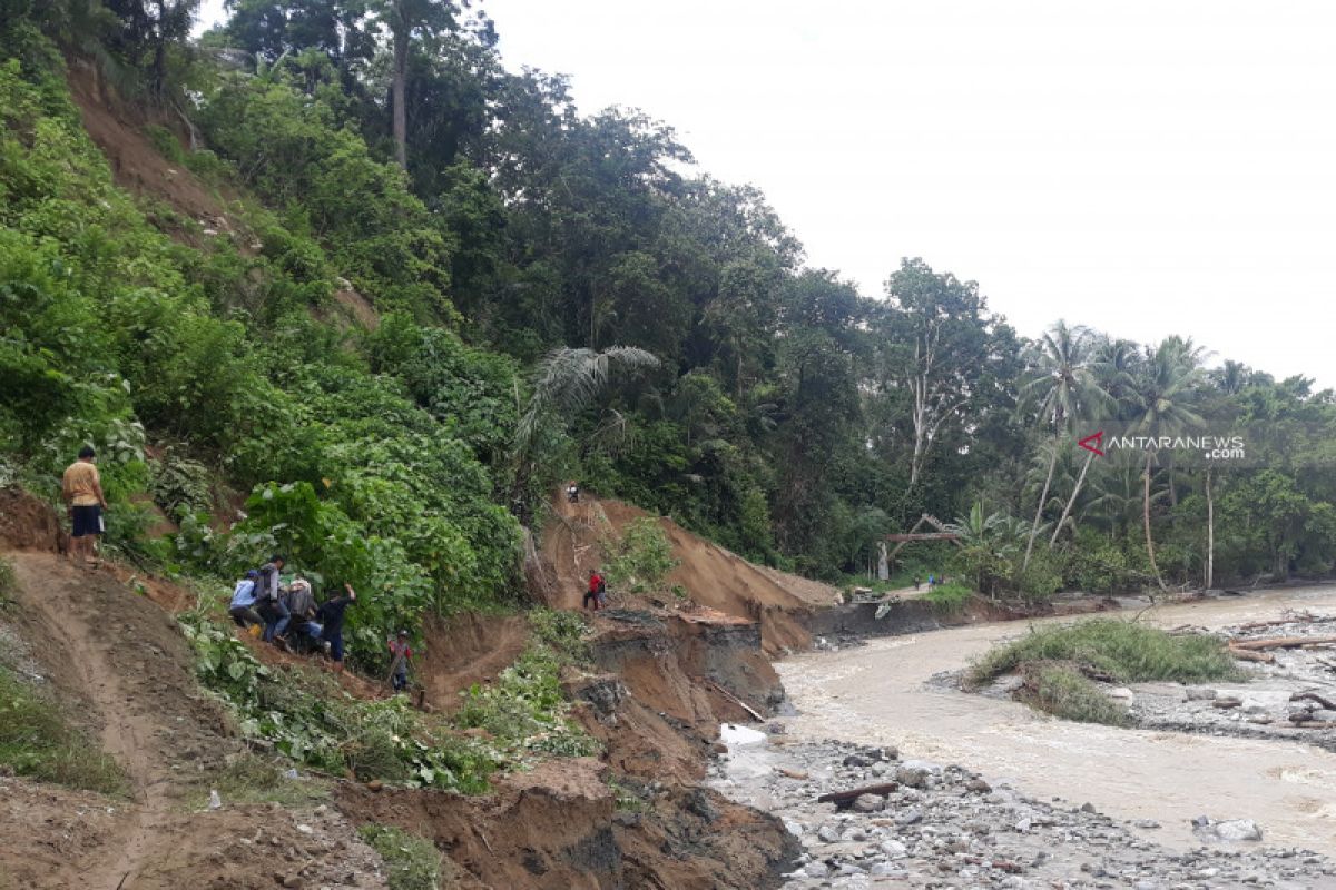 Jalan poros Palu-Kulawi putus diterjang banjir