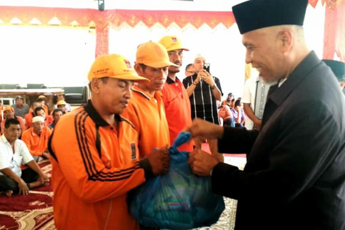 Walkot Padang bagikan 600 paket Lebaran kepada petugas kebersihan