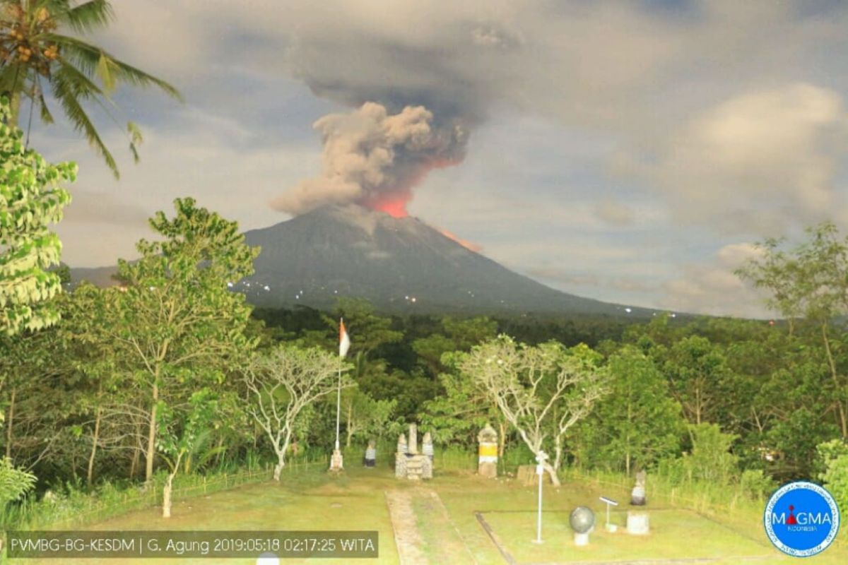 Gunung Agung erupsi dengan lava pijar hingga tiga kilometer