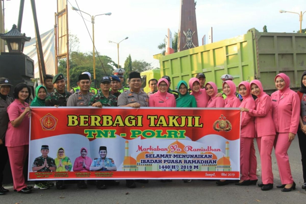 Jurnalis dan Provos TNI bagikan takjil untuk warga di Putussibau Selatan
