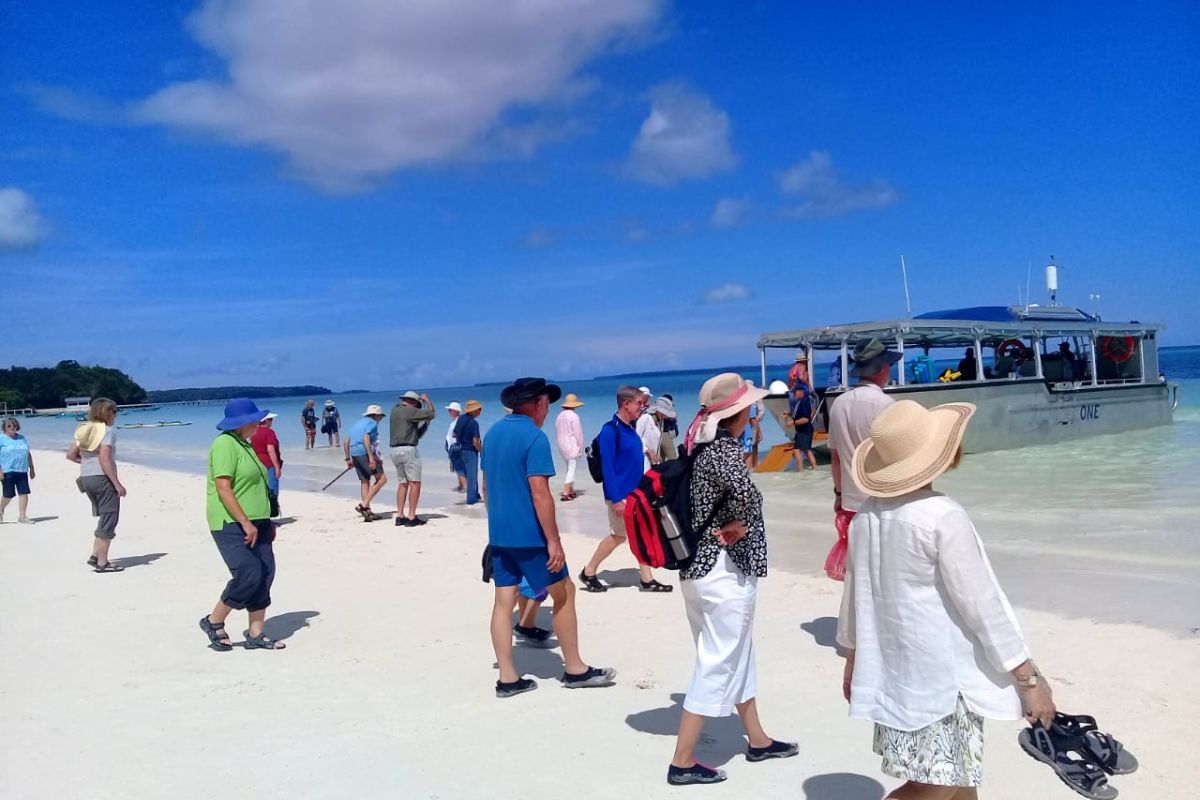 Kapal Pesiar Coral Adventurer singgahi Ngurbloat Kei