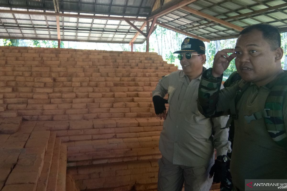 TNI Bersihkan Kompleks Candi Padang Roco Dharmasraya