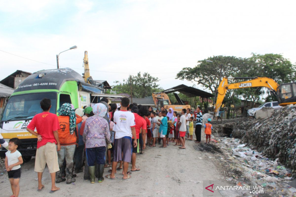 ACT Sumut bagikan 285 paket takjil kepada warga di TPA Marelan