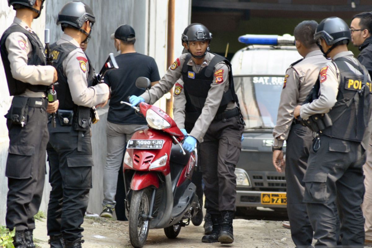 Densus 88 tangkap dua terduga teroris di Jatim