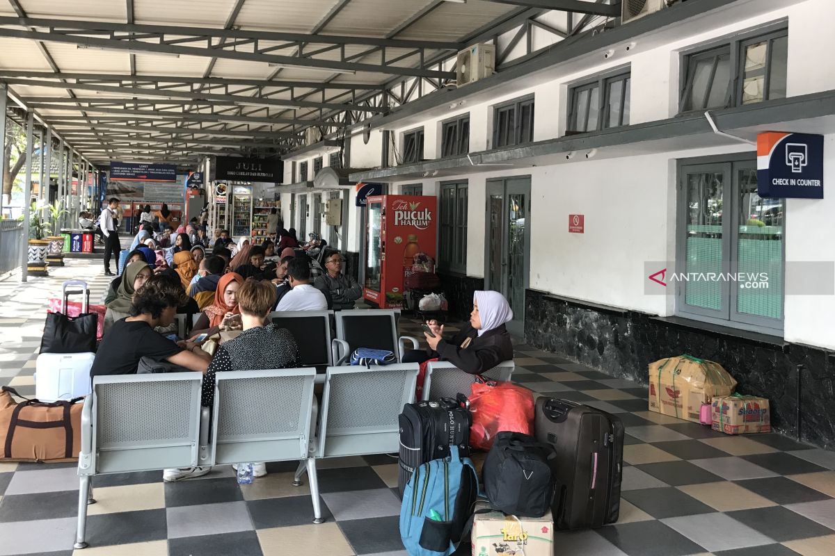 Penumpang kereta api tidak terpengaruh pengoperasian Tol Pandaan-Malang