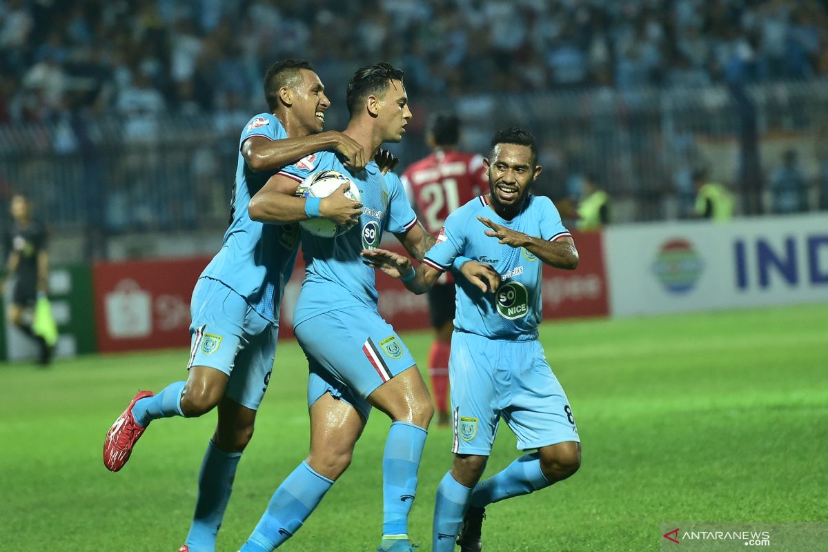 Persela raih poin perdana, Arema juru kunci