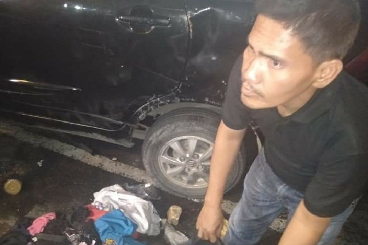 Tabrak seorang ibu usai pulang salat tarawih, pengemudi mobil dikeroyok massa