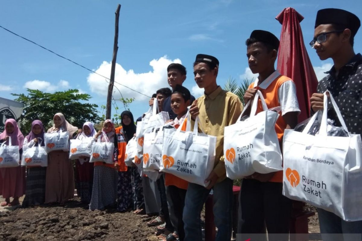 Rumah zakat Aceh salurkan 400 paket Lebaran untuk anak yatim