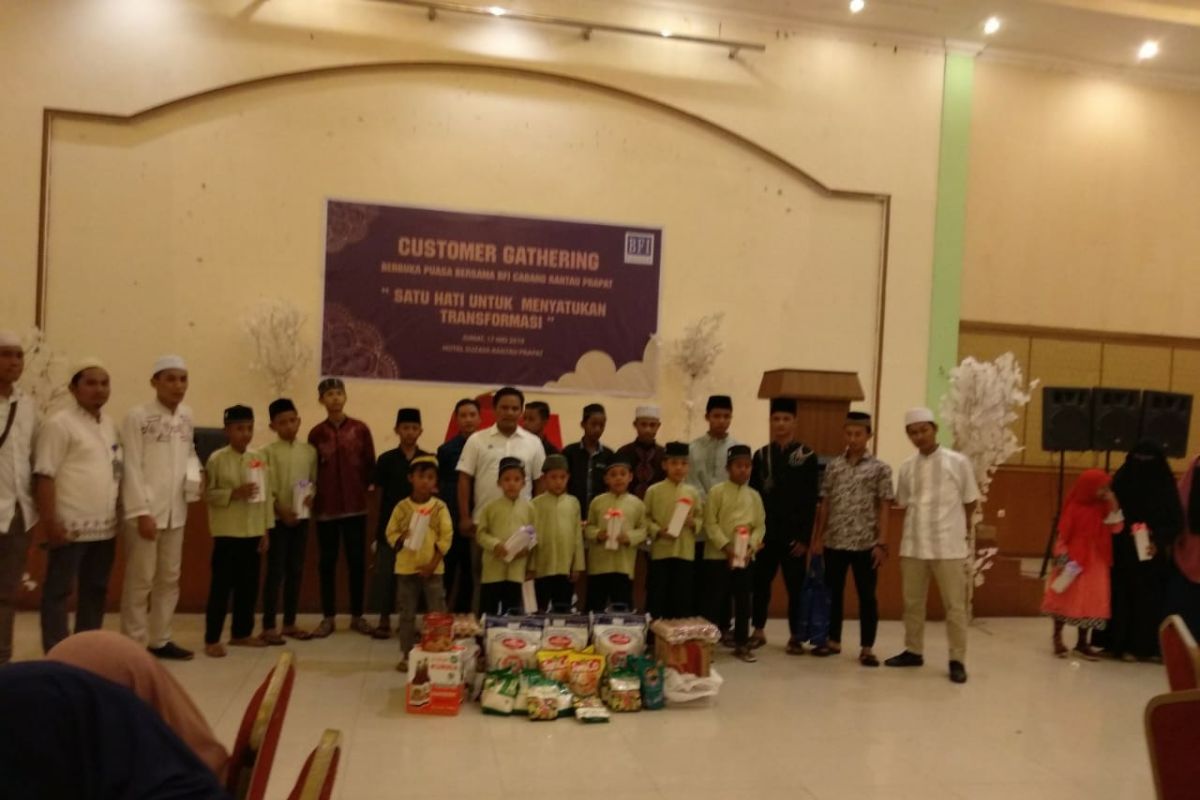 PT BFI Finance Indonesia Rantauprapat berbuka puasa bersama konsumen