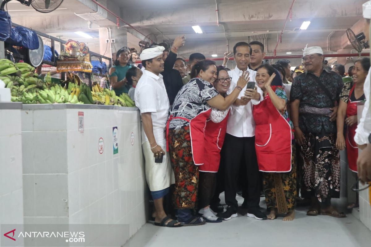 Presiden puji penggunaan tas ramah lingkungan di Pasar Badung