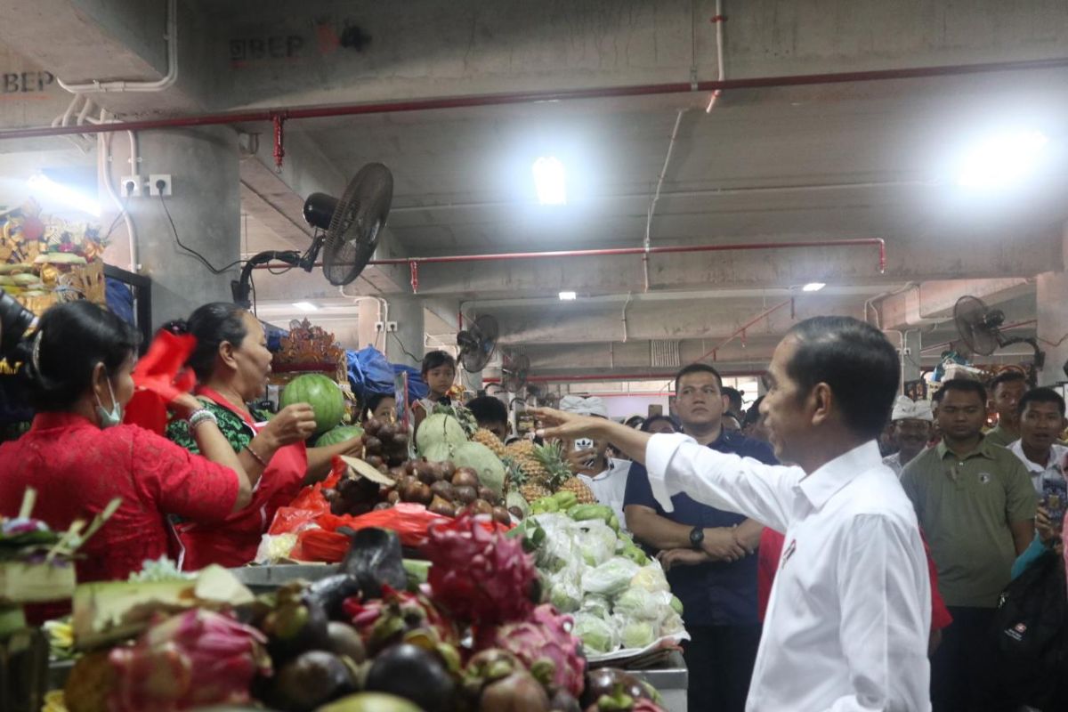 Presiden belanja buah untuk berbuka puasa di Pasar Badung, Bali