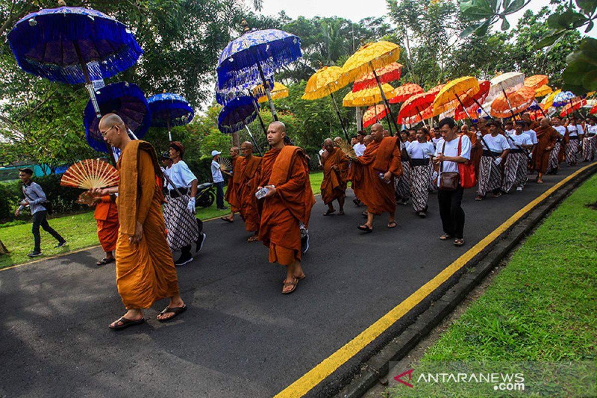 Ribuan umat Buddha kirab Waisak Mendut-Borobudur