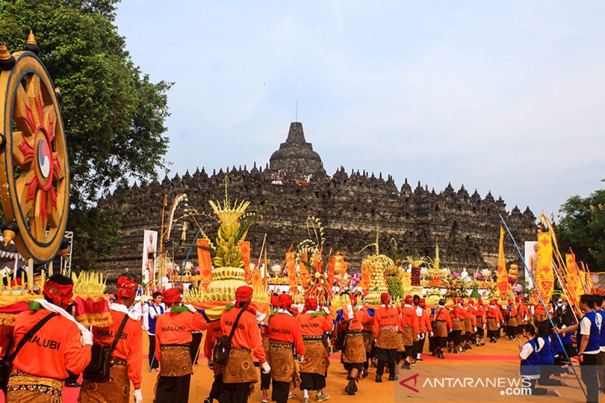 Ribuan umat Buddha kirab waisak Candi Mendut menuju Borobudur