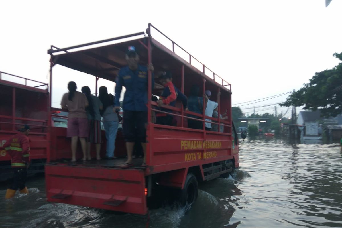 Penyebab banjir  Tangerang karena aliran  Kali Cirarab tersumbat eceng gondok