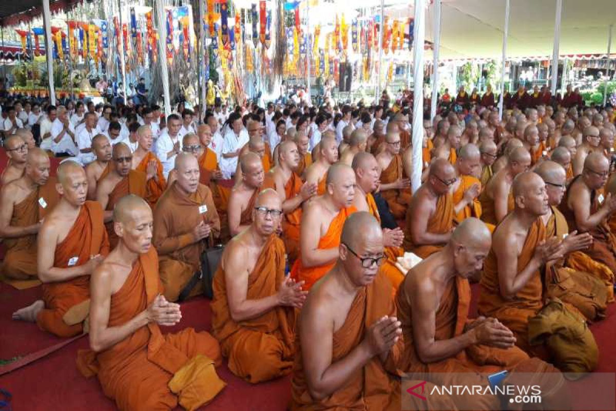 Ratusan biksu lantunkan Parita Suci di Candi Mendut