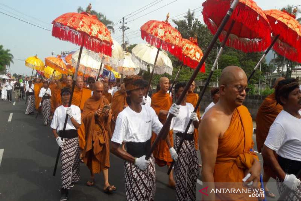 Ribuan umat Buddha dan biksu kirab Waisak Mendut-Borobudur