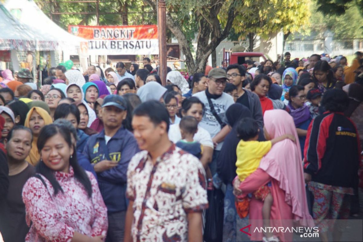 Warga mampu diminta tidak belanja di pasar murah Solo