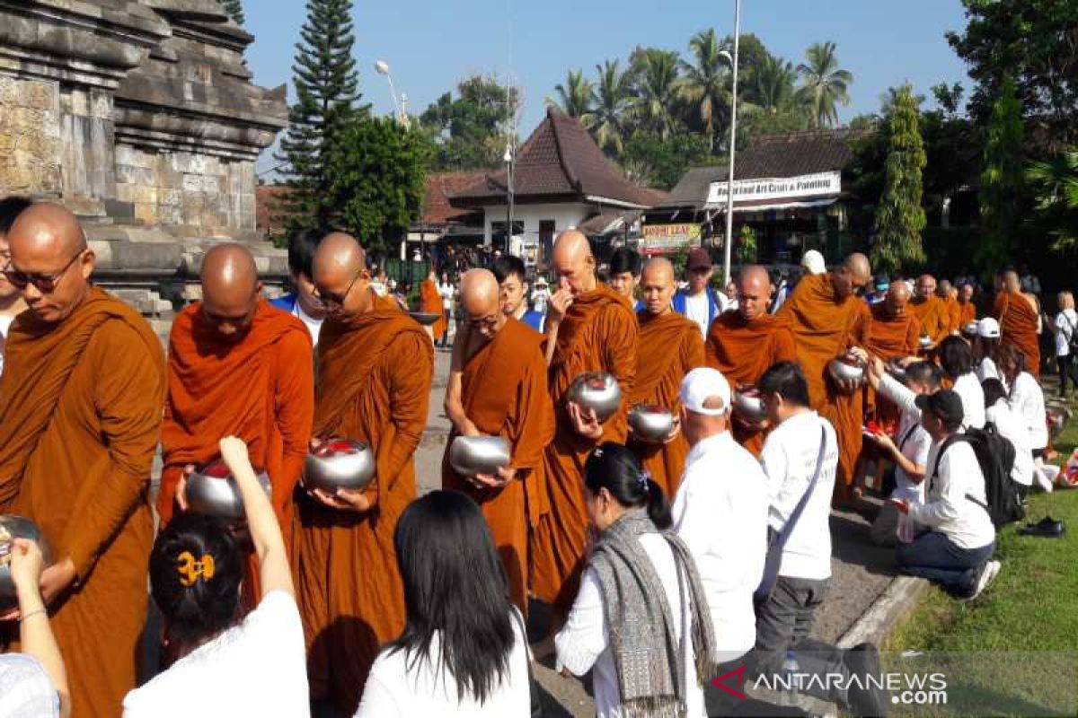 Jelang puncak Waisak, ratusan biksu pindapata di Candi Mendut