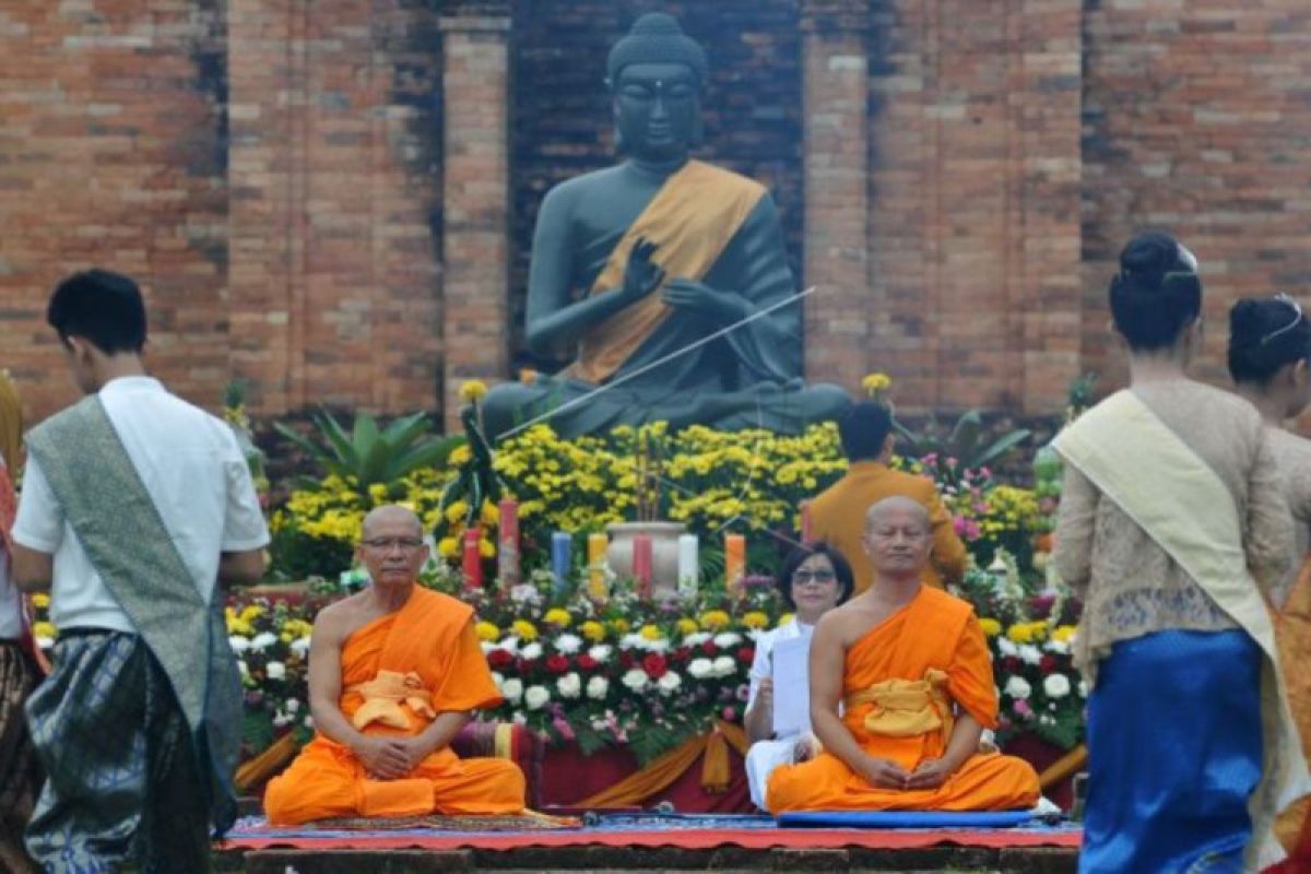 Umat Buddha Jambi rayakan Waisak di Candi Muara Jambi