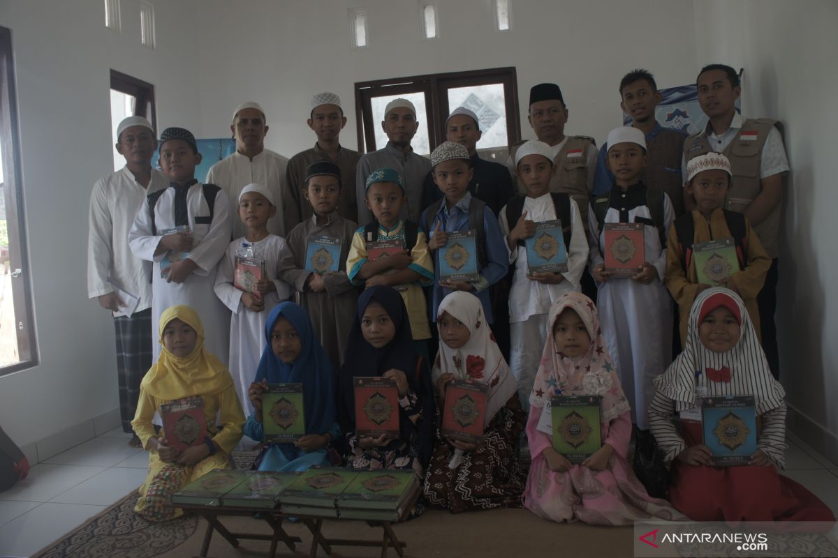 Yayasan Saber HST salurkan bantuan sebanyak 155 buah al-qur'an