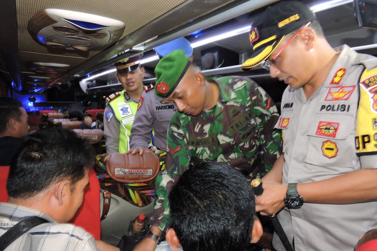 Petugas gabungan Situbondo razia pengerahan massa ke Jakarta (Video)