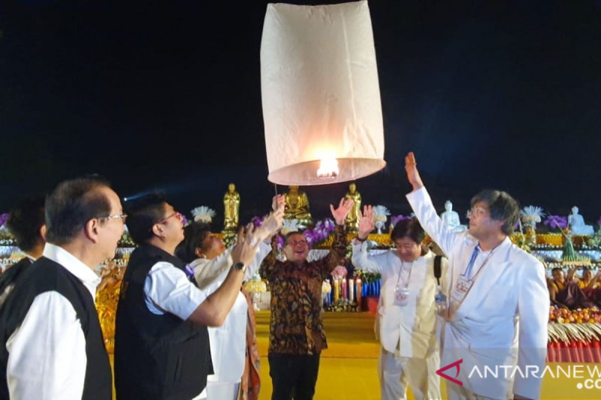 Pelepasan ribuan lampion Waisak buat perdamaian Indonesia