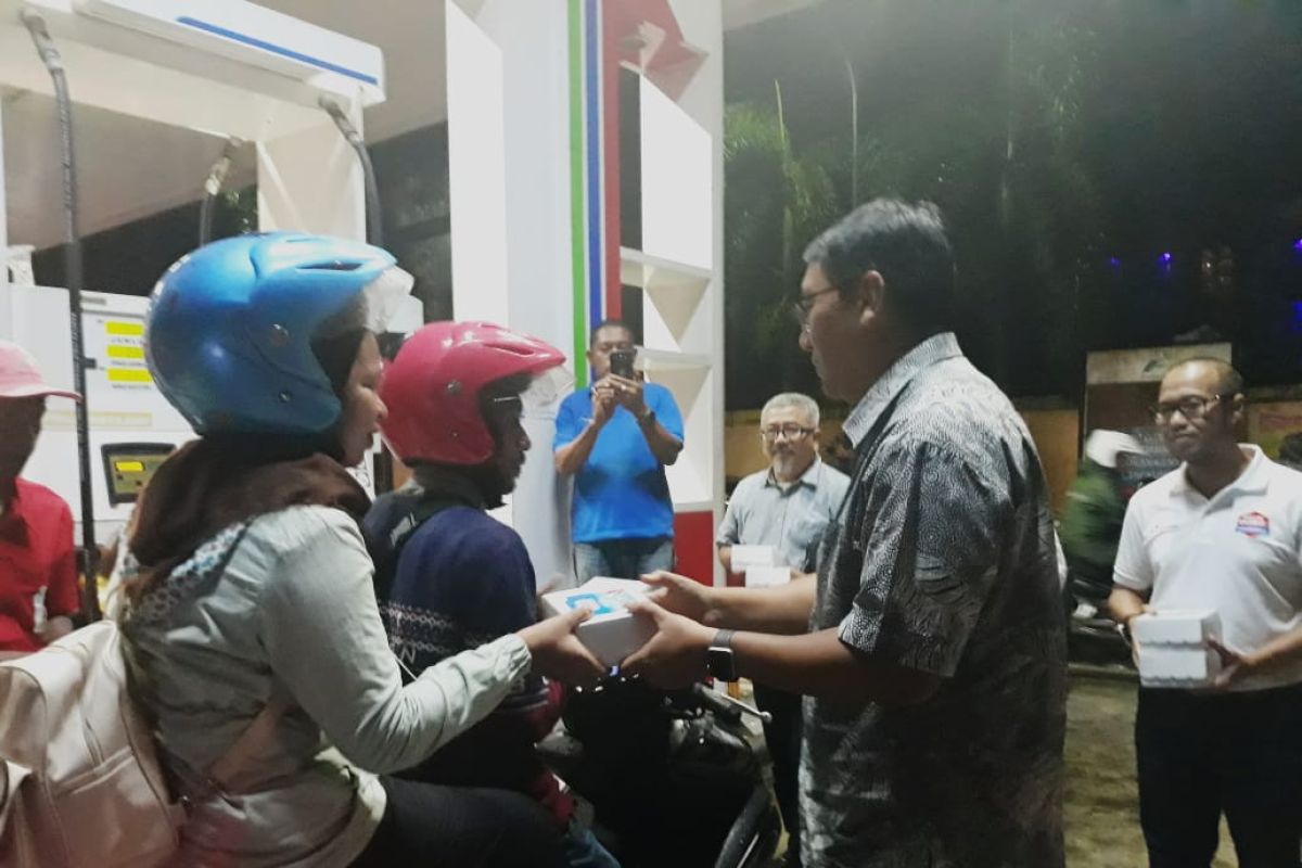 Pertamina MOR VIII bagi takjil di SPBU Ambon