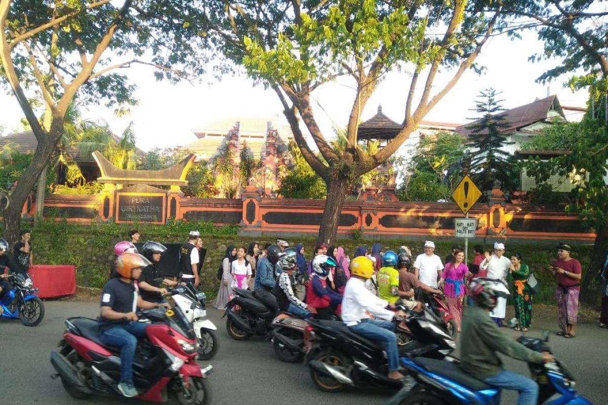 Umat Hindu  di Makassar bagi-bagi takjil