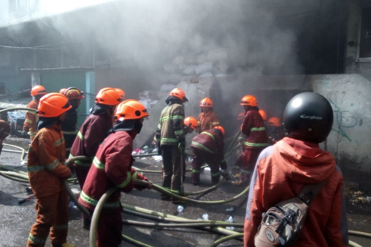 Puluhan lapak-rumah di Pasar Lama Timika terbakar