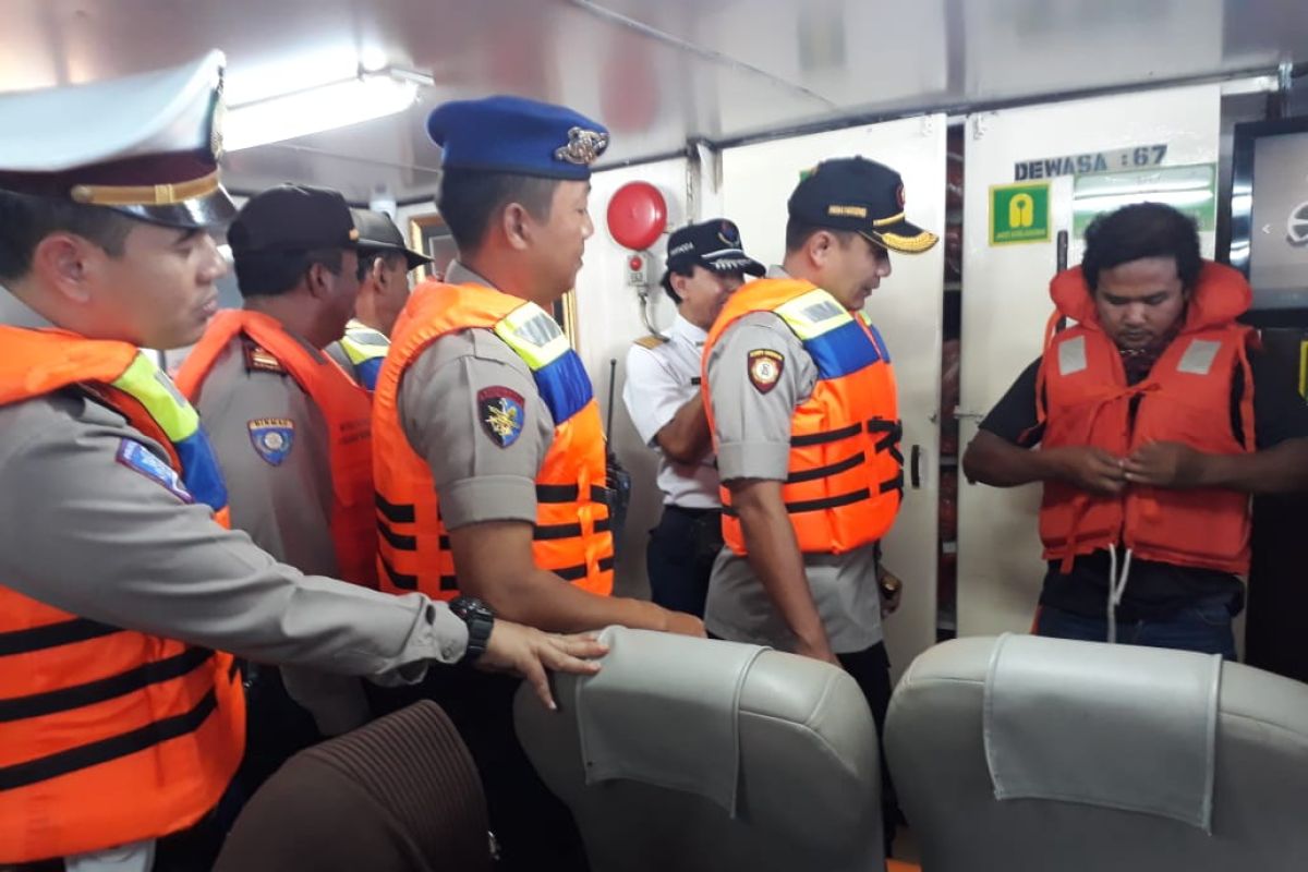Polisi cek kelaikan kapal feri Situbondo-Madura